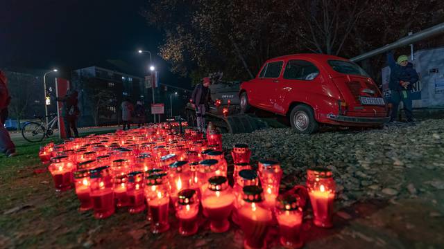 Osijek: Kod crvenog fiće zapaljene svijeće u sjećanje na Vukovar