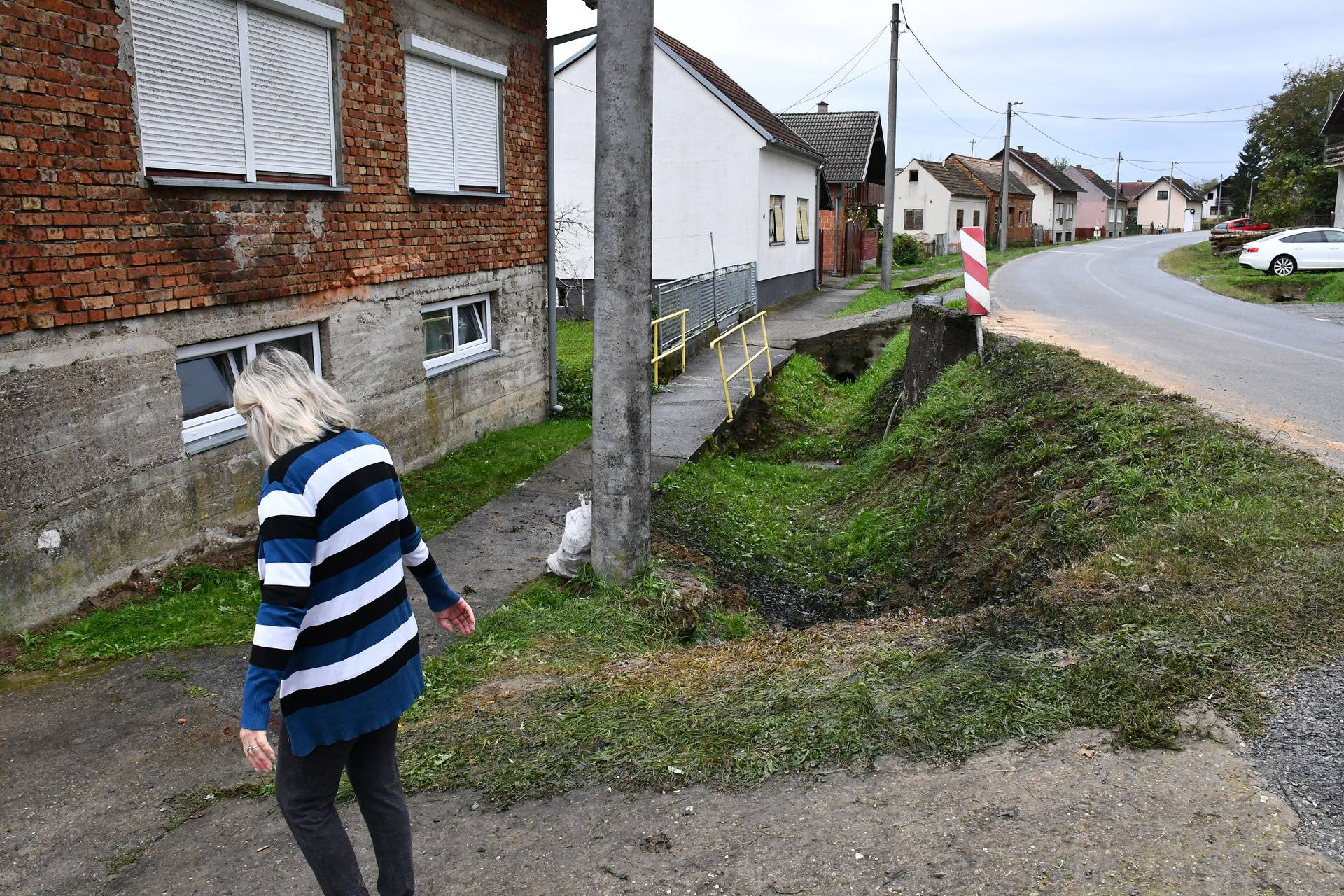 Kamion s migrantima pao u kanal. Susjedi u šoku: 'Ljudi su ležali po cesti, čula sam jauke'