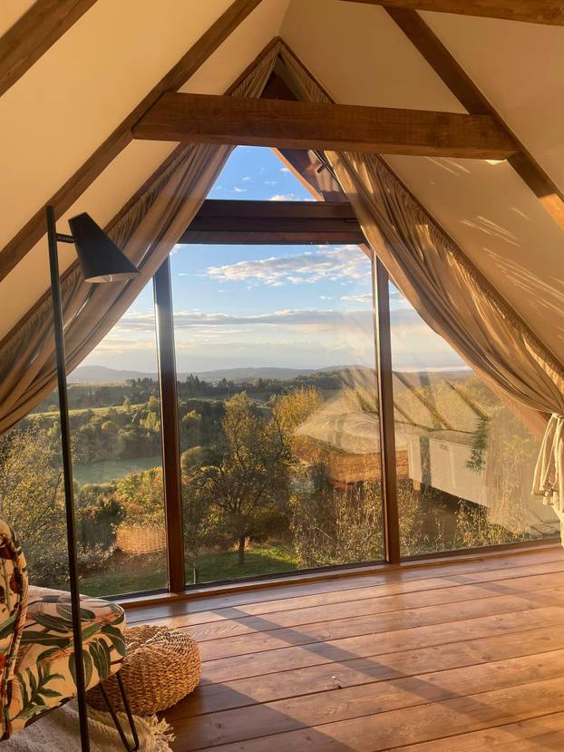 FOTO Ova kuća blizu Zagreba pravi je raj - filmove možete gledati iz bačve za kupanje!