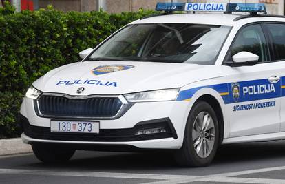 Težak sudar auta i motocikla u Makarskoj: Dvoje ljudi prevezli u KBC Split, zatvorena cesta