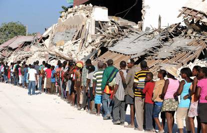 Haiti: Nemamo strojeva da uklonimo ruševine i smeće