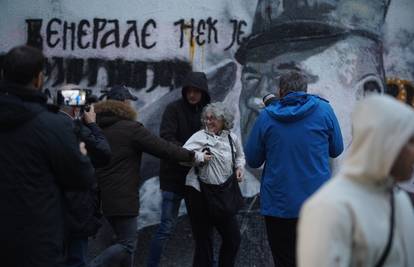 U Srbiji bacala jaja na mural  ratnog zločinca Mladića. Odbila platiti kaznu, sad mora u zatvor