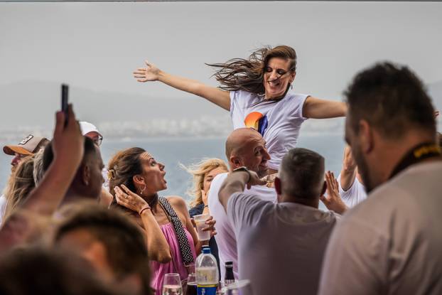 Split: Koncert u čast Oliveru Dragojeviću  na trajektu za Velu Luku