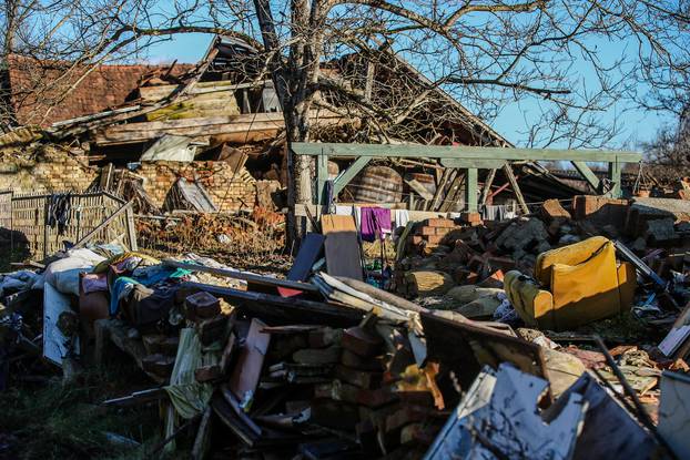 Život stanovnika Majskih Poljana godinu dana nakon što ih je pogodio snažan potres