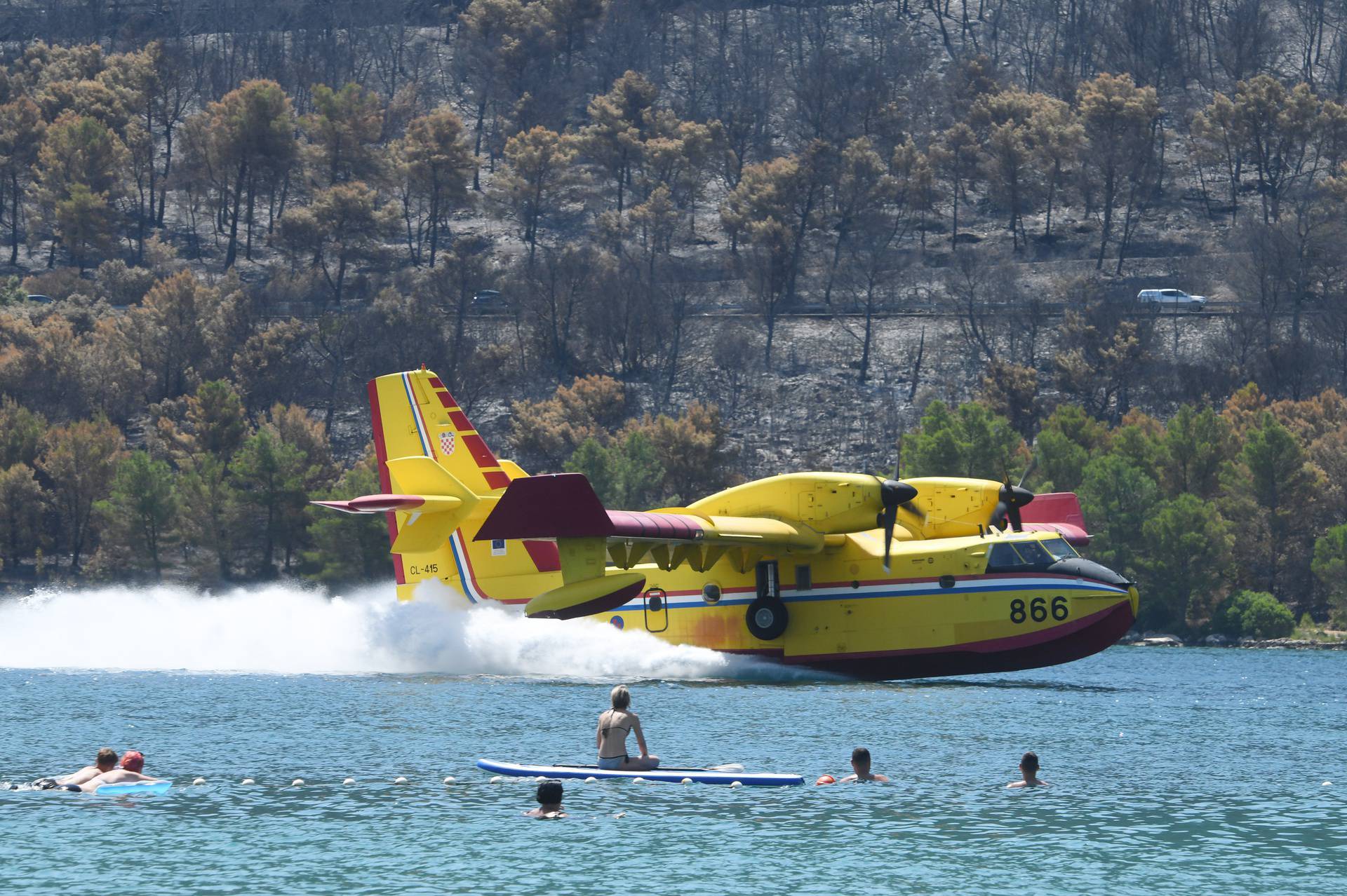 Piloti kanadera spretnim manevrima oduševljavali kupa?e u Grebaštici