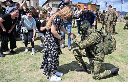 FOTO Završio obuku pa zaprosio djevojku na Kninskoj tvrđavi: 'Sad sam spreman i za brak...'