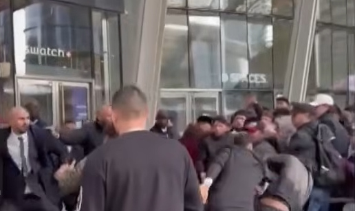 RAT ZA SAT OD 400 EURA: Policija suzavcem i psima na kupce, Swatch potaknuo ludilo!