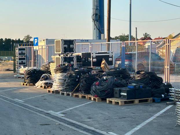 FOTO Evo kako teku pripreme za koncert Thompsona u Zaprešiću: Stigla oprema, slažu pozornicu