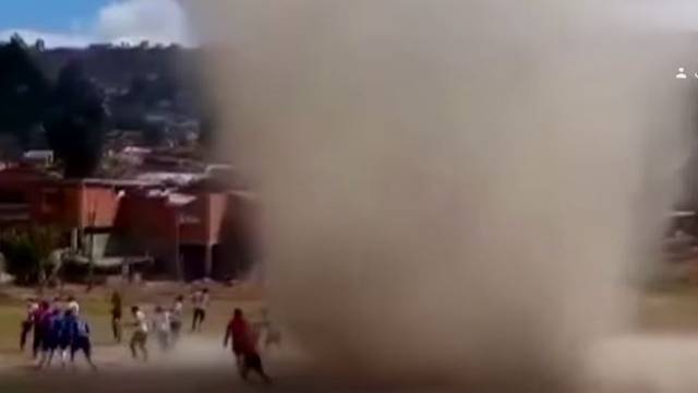 VIDEO Nevjerojatne snimke: Pijavica 'progutala' suca na terenu, igrači bježali u panici!