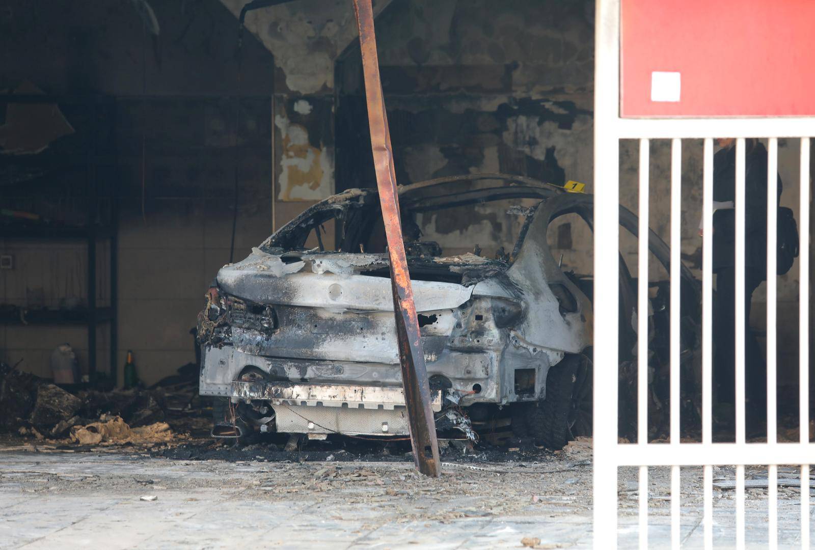 Zagre: Policijski očevid na Ferenščici gdje je u garaži izgorio osobni automobil