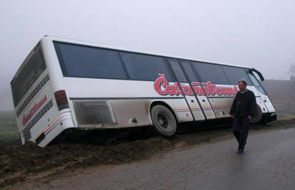 Autobus sa četiri putnika sletio s ceste, nitko nije ozlijeđen