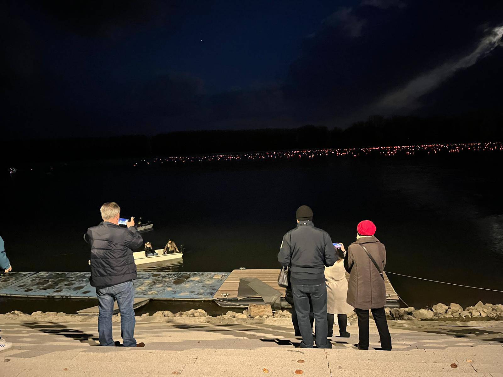 VIDEO Svjetlosna rijeka sjećanja na Dunavu, u Splitu stotine ljudi na mimohodu kroz Vukovarsku