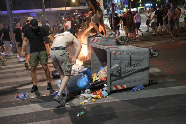 Beograd: Na Slaviji policija protiv prosvjednika upotrijebila suzavac