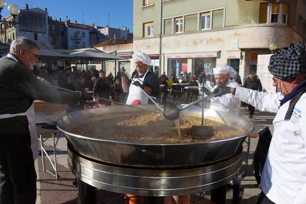 Pula: Građanima podijeljeno 350 porcija njoka s divljači 