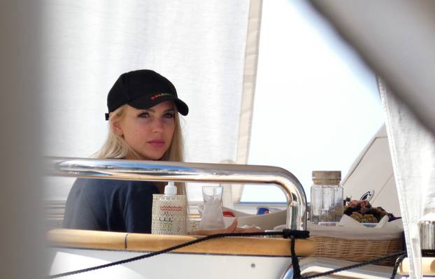 Netflixova zvijezda stigla na Hvar s mužem milijarderom: Dnevno troši 6.300 kn na izgled