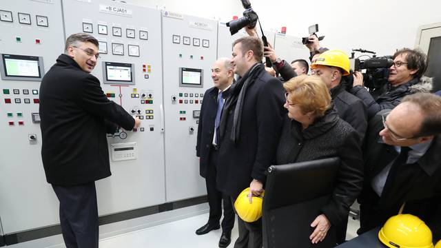 Ozalj: Premijer PlenkoviÄ pustio u rad agregat hidroelektrane