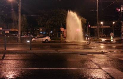 Nova "fontana" u Zagrebu: Taksijem se zaletio u hidrant