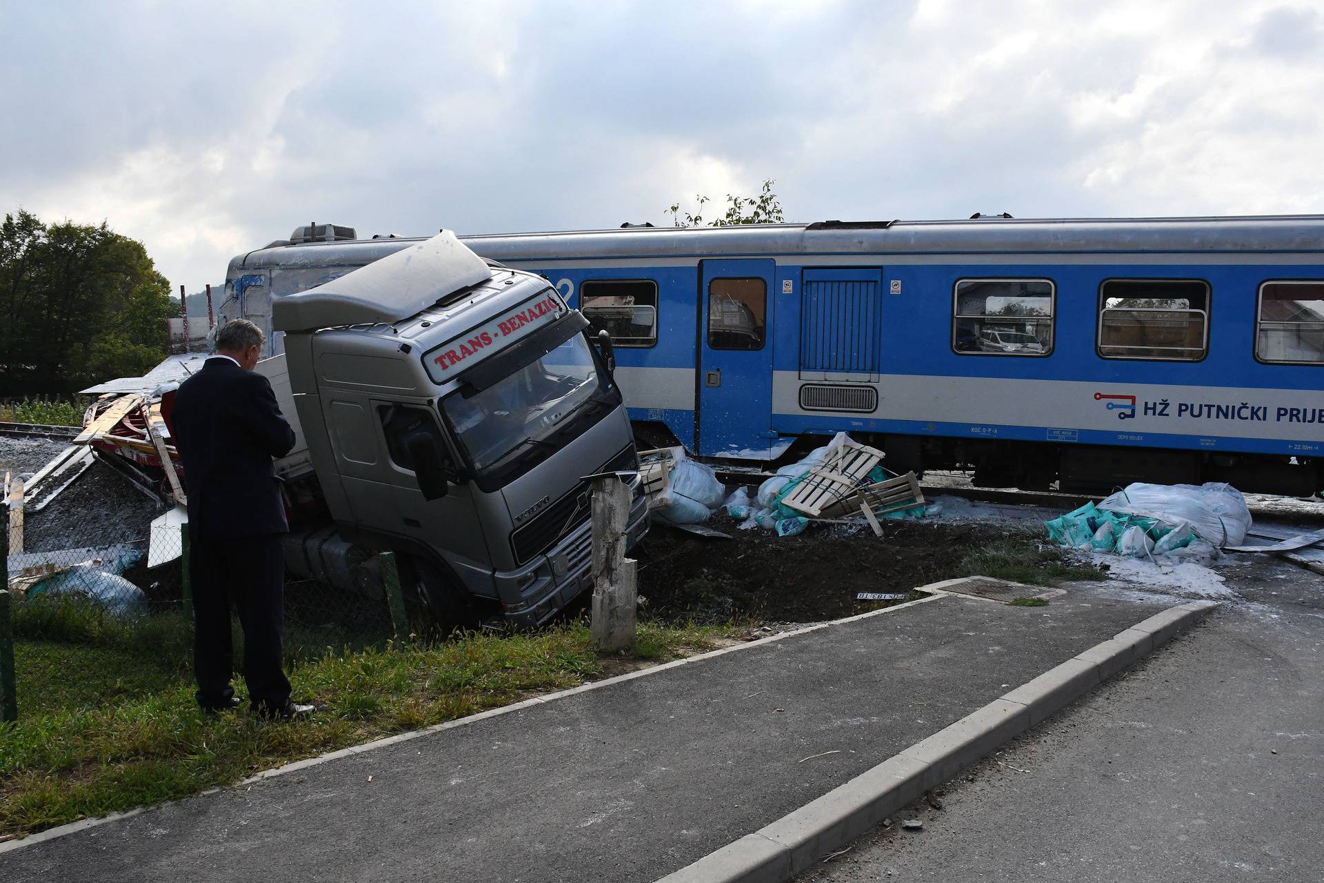 Požega -  Sudar putničkog vlaka i kamiona na pružnom prijelazu u ulici Nikole Zrinskog u Požegi.