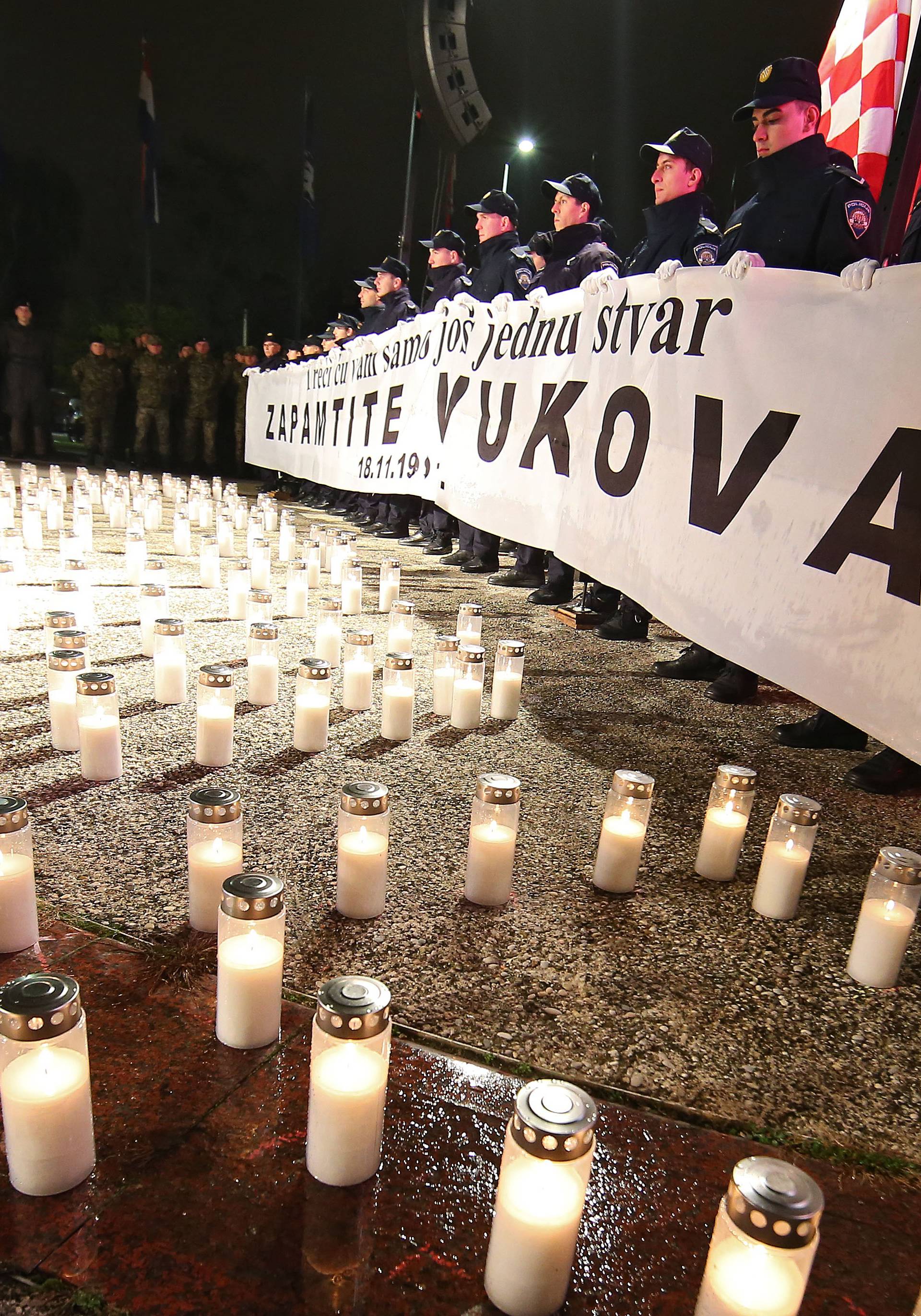 Zagreb: upaljene svijeće u Vukovarskoj
