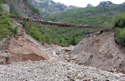 VIDEO Nevjerojatna scena: Dio pruge u BiH ostao visiti u zraku, pokrenulo se ogromno klizište