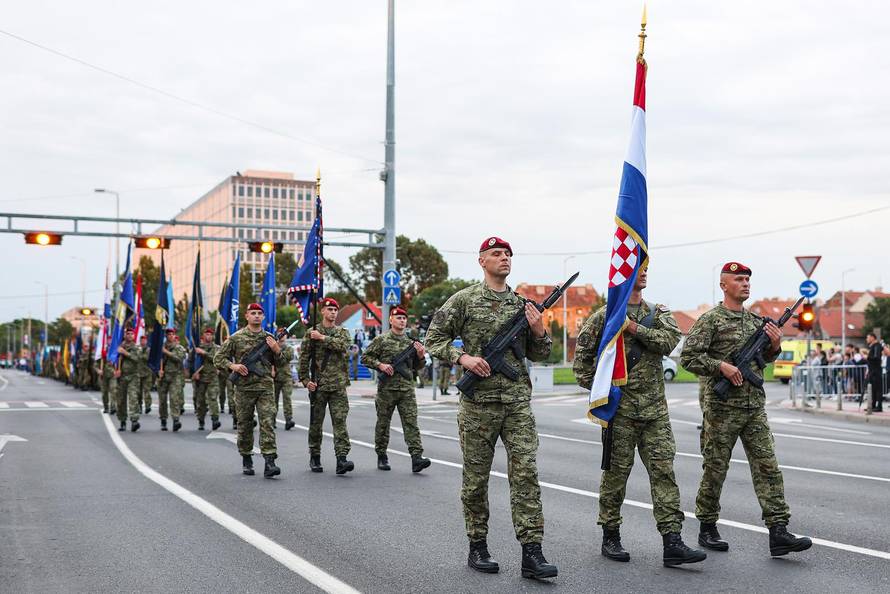 Zagreb: Generalna proba svečanog vojnog mimohoda