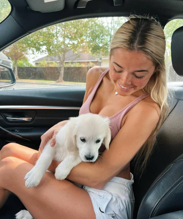 FOTO Američka gimnastičarka gola u kadi na centru igrališta! Što je pričala, manje je bitno...