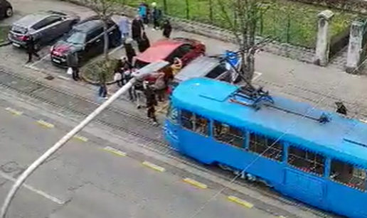 VIDEO Kad se male ruke slože: Auto blokirao put tramvajima u Zagrebu. Građani spasili stvar!