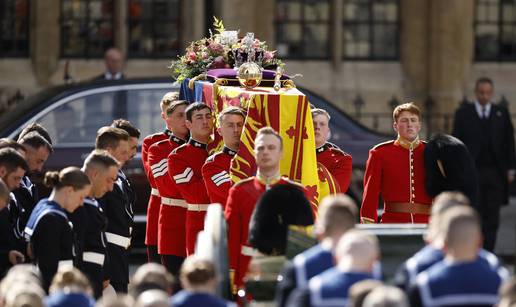 'Čuvar kraljičinih tajni' hodao je pri samom vrhu pogrebne procesije kraljice Elizabete II.