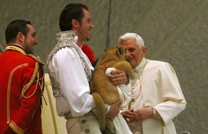 Papa Benedict XVI ugostio cirkus u sklopu audijencije 