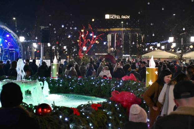 FOTO Blagdanska atmosfera na paljenju druge adventske svijeće u Slavonskom Brodu