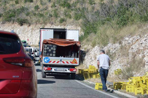 FOTO Rasule se gajbe staklenih boca s kamiona na cestu kod Prgometa: Dio završio i na autu