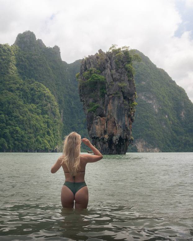 FOTO Ova 'crvena vražica' mami poglede i drugih navijača. Ili je u dresu, ili se fotka u bikiniju...