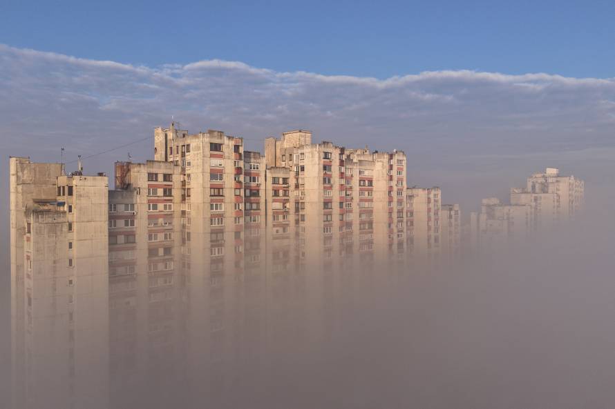 Pogled iz zraka na Sarajevo obavijeno maglom i smogom