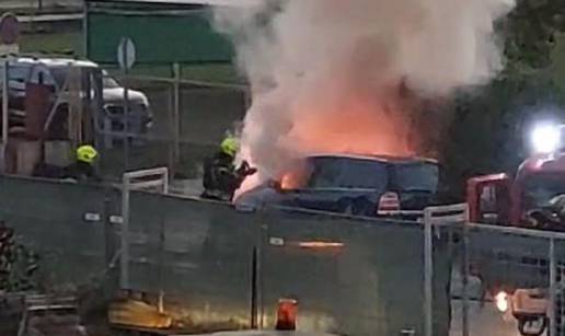 VIDEO Gorio je automobil u Zagrebu: 'Čula se i eksplozija'