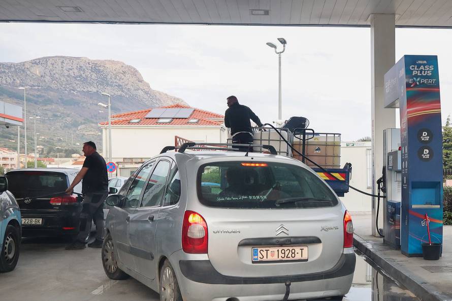 Kaštela: Gužve na benzinskim postajama zbog povećanja cijena goriva