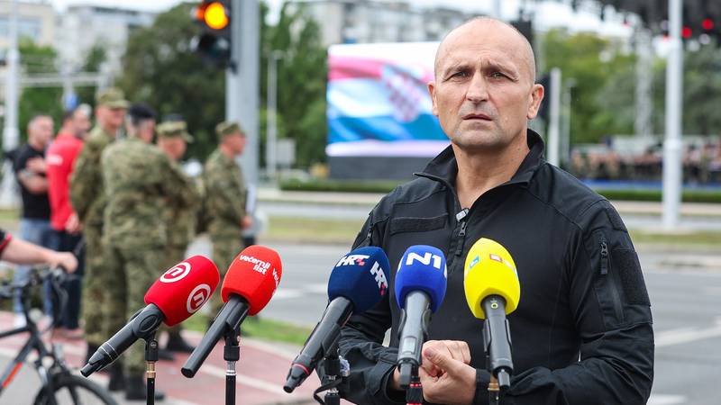 V Zagrebu poteka vojaški mimohod ob 30. obletnici operacije Oluja