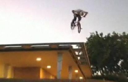 Mladić skočio BMX-om s krova i bolno sletio na leđa