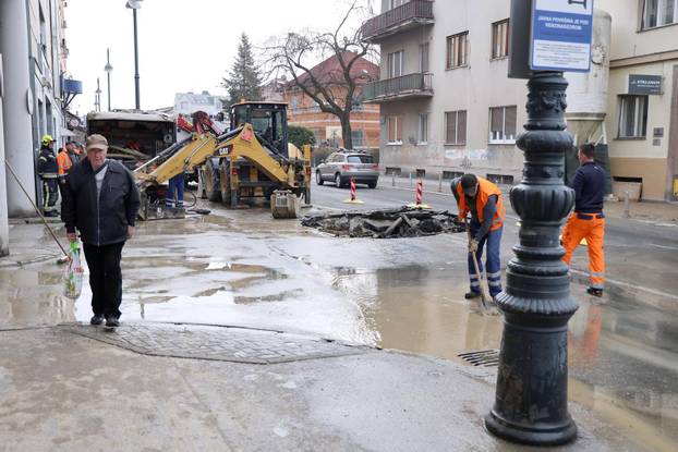 Zagreb: Rano jutros uz tržnicu Kvatrić došlo je do puknuća vodovodne cijevi