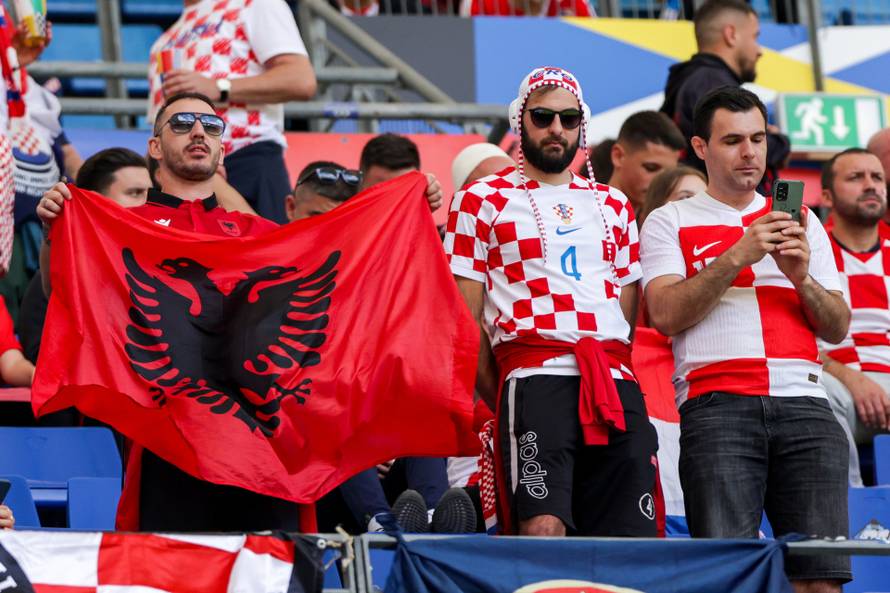 Hamburg: Navijači uoči početka utakmice Hrvatske i Albanije u 2. kolu skupine B na Europskom prvenstvu