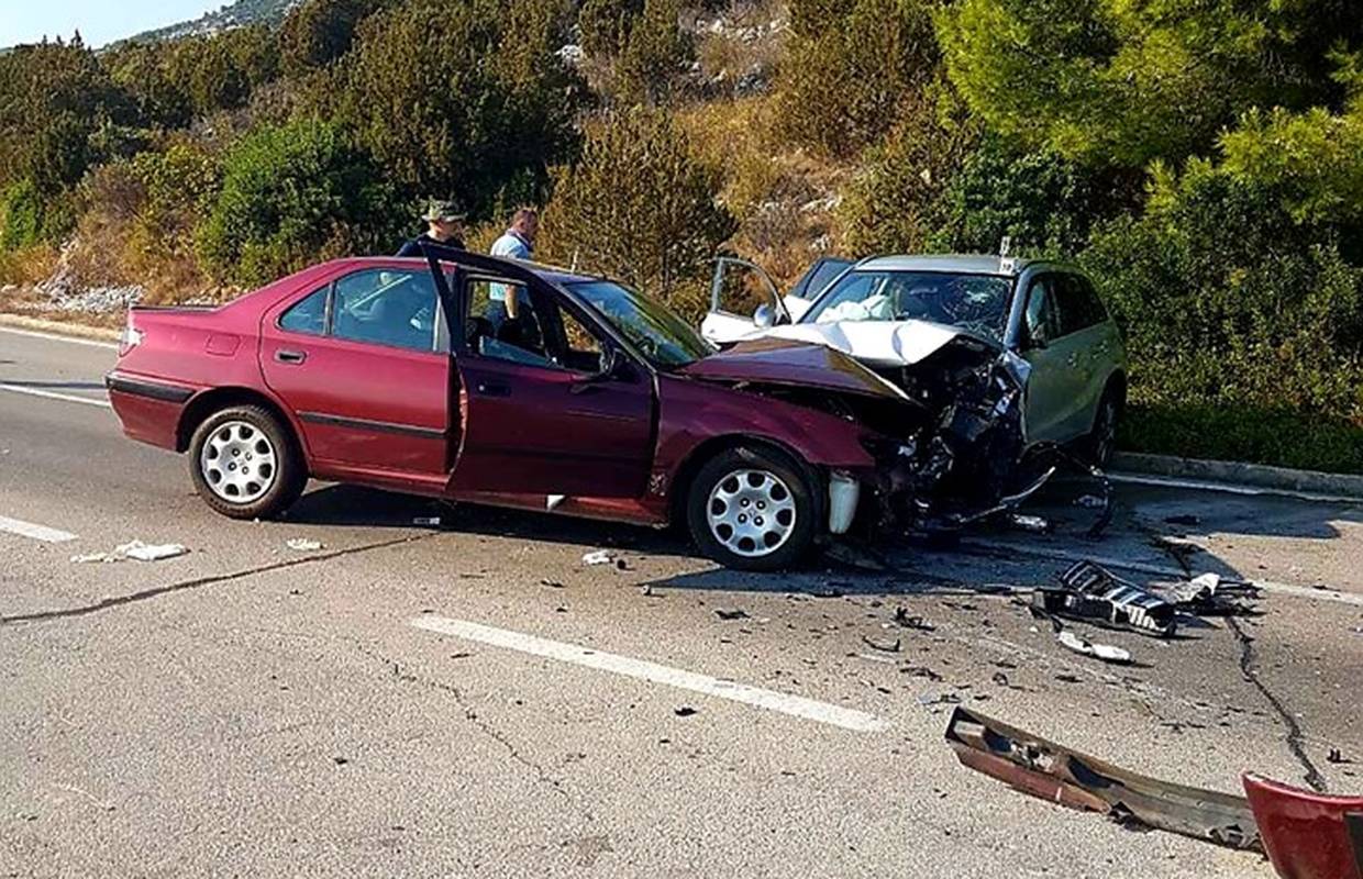 Dva vozila sudarila se na otoku Hvaru: Četvero ljudi ozlijeđeno