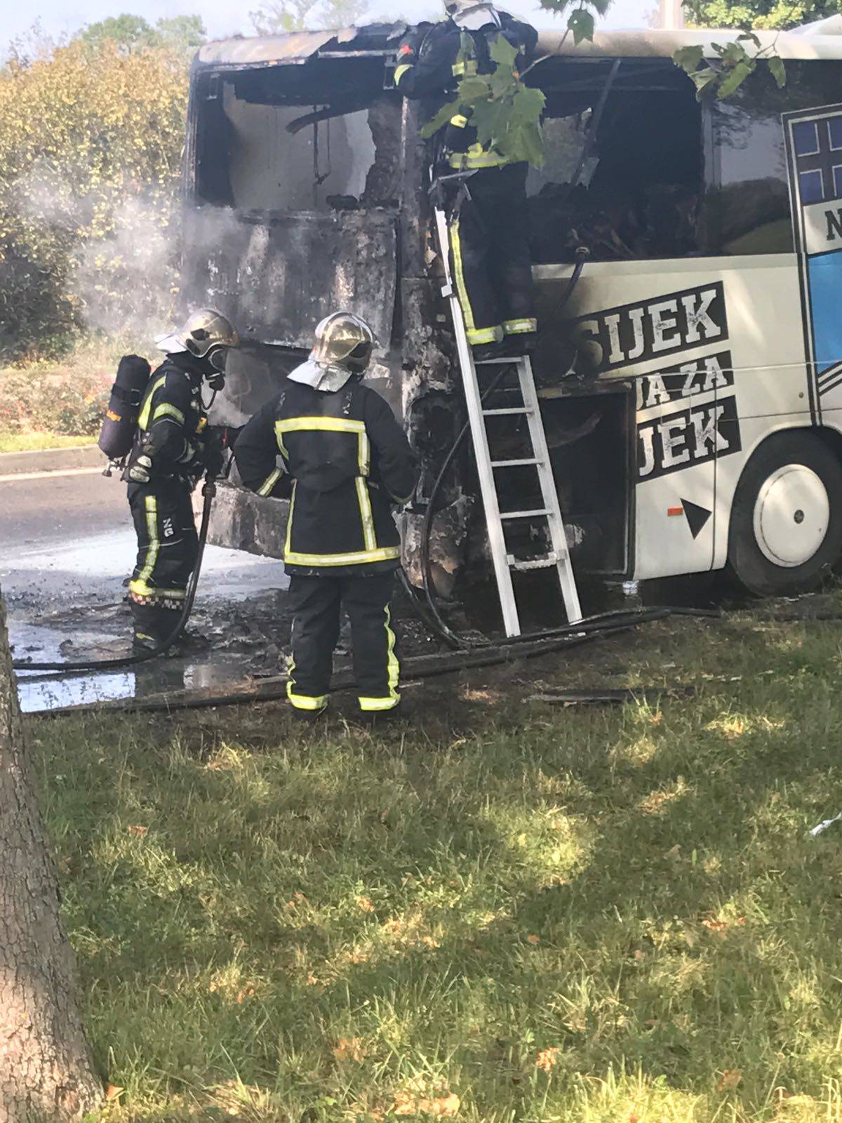 Buktinja na Slavonskoj Aveniji: Zapalio se autobus NK Osijek