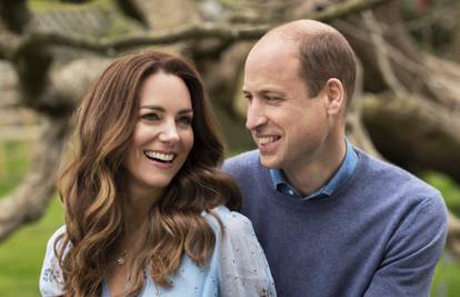 VIDEO Kate je držala bebu u naručju, a William se našalio s time: 'Nemojte joj davati ideje!'