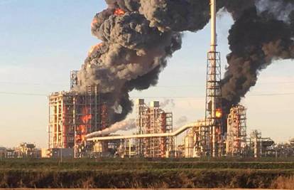 Eksplozija u naftnoj rafineriji: Nebo je prekrio gusti crni dim