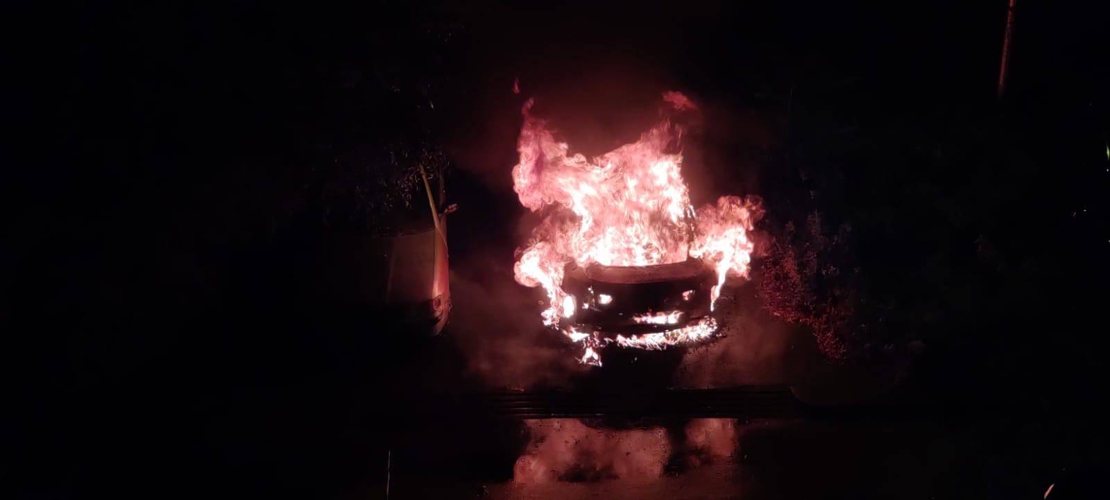 Planuo BMW u Španskom, požar se proširio i na drugi auto