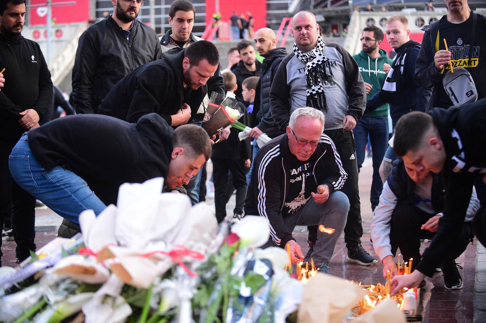 Beograd: Navijači Partizana ispred Štark Arene odaju počast ubijenima u masakru