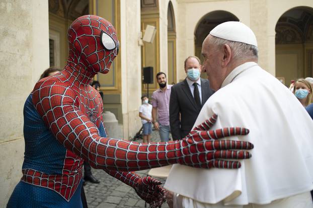 Otkriveno tko je Spiderman  o kojem svi pričaju: Čekao Papu po nesnosnoj vrućini da ga vidi