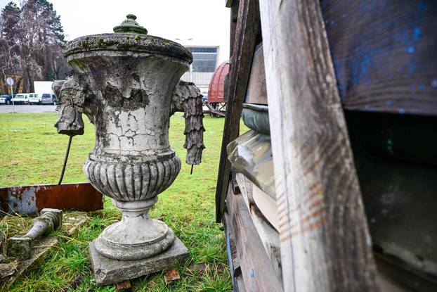 Zagreb: Skladište oštećenih tornjeva i drugih dijelova zgrada iz centra koje su stradale u potresu