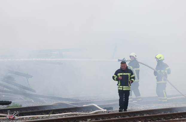 Gore barake uz prugu u Osijeku