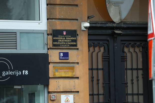 Zagreb: Kipovi na Domu Trgovačko-obrtničke komore zavezani s gurtnama radi sigurnosti