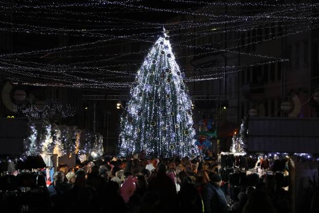 Rijeka: Paljenjem rasvjete zapoceo "Advent" na Korzu.